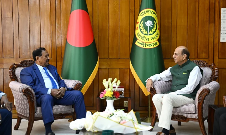 স্পিকারের সঙ্গে ভারতীয় হাইকমিশনারের সাক্ষাৎ বুধবার জাতীয় সংসদে স্পিকার হাফিজ উদ্দিন আহমদ বীর বিক্রমের সঙ্গে সাক্ষাৎ করেছেন ঢাকায় নিযুক্ত ভারতীয় হাইকমিশনার দীনেশ ত্রিবেদী। ছবি: জাতীয় সংসদ