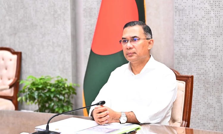 দূষণমুক্ত নদী ও বাসযোগ্য পরিবেশ নিশ্চিতে সমন্বিত উদ্যোগের নির্দেশ প্রধানমন্ত্রীর প্রধানমন্ত্রী তারেক রহমান রোববার সচিবালয়ে ঢাকার চারপাশের নদ-নদীর দূষণ নিয়ন্ত্রণ, বর্জ্য ব্যবস্থাপনা এবং নৌপথের উন্নয়নসহ সংশ্লিষ্ট বিষয় নিয়ে পর্যালোচনা সভায় কথা বলেন। ছবি: পিএমও