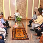 আজ বাংলাদেশ সচিবালয়ের মন্ত্রিপরিষদ বিভাগে প্রধানমন্ত্রীর কার্যালয়ে ঢাকা-১৭ আসনের হিন্দু সম্প্রদায়ের নেতৃবৃন্দের সঙ্গে মতবিনিময় করেন প্রধানমন্ত্রী তারেক রহমান। ছবি : পিএমও