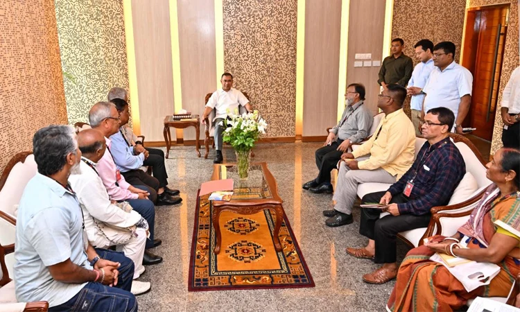 সরকার প্রধান হিসেবে প্রত্যেকের প্রাপ্য অধিকার ও নিরাপত্তা নিশ্চিত করা আমার দায়িত্ব: প্রধানমন্ত্রী আজ বাংলাদেশ সচিবালয়ের মন্ত্রিপরিষদ বিভাগে প্রধানমন্ত্রীর কার্যালয়ে ঢাকা-১৭ আসনের হিন্দু সম্প্রদায়ের নেতৃবৃন্দের সঙ্গে মতবিনিময় করেন প্রধানমন্ত্রী তারেক রহমান। ছবি : পিএমও