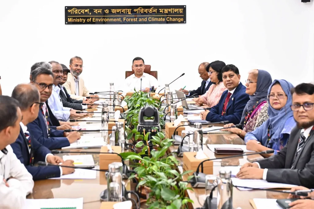 পরিবেশ রক্ষায় সবাইকে নিজ অবস্থান থেকে এগিয়ে আসার আহ্বান প্রধানমন্ত্রীর বৃহস্পতিবার পরিবেশ, বন ও জলবায়ু পরিবর্তন মন্ত্রণালয়ের সভাকক্ষে অনুষ্ঠিত মন্ত্রণালয়ের কার্যক্রমের অগ্রগতি পর্যালোচনা ও বাস্তবায়ন বিষয়ক সভায় প্রধানমন্ত্রী। ছবি: পিএমও